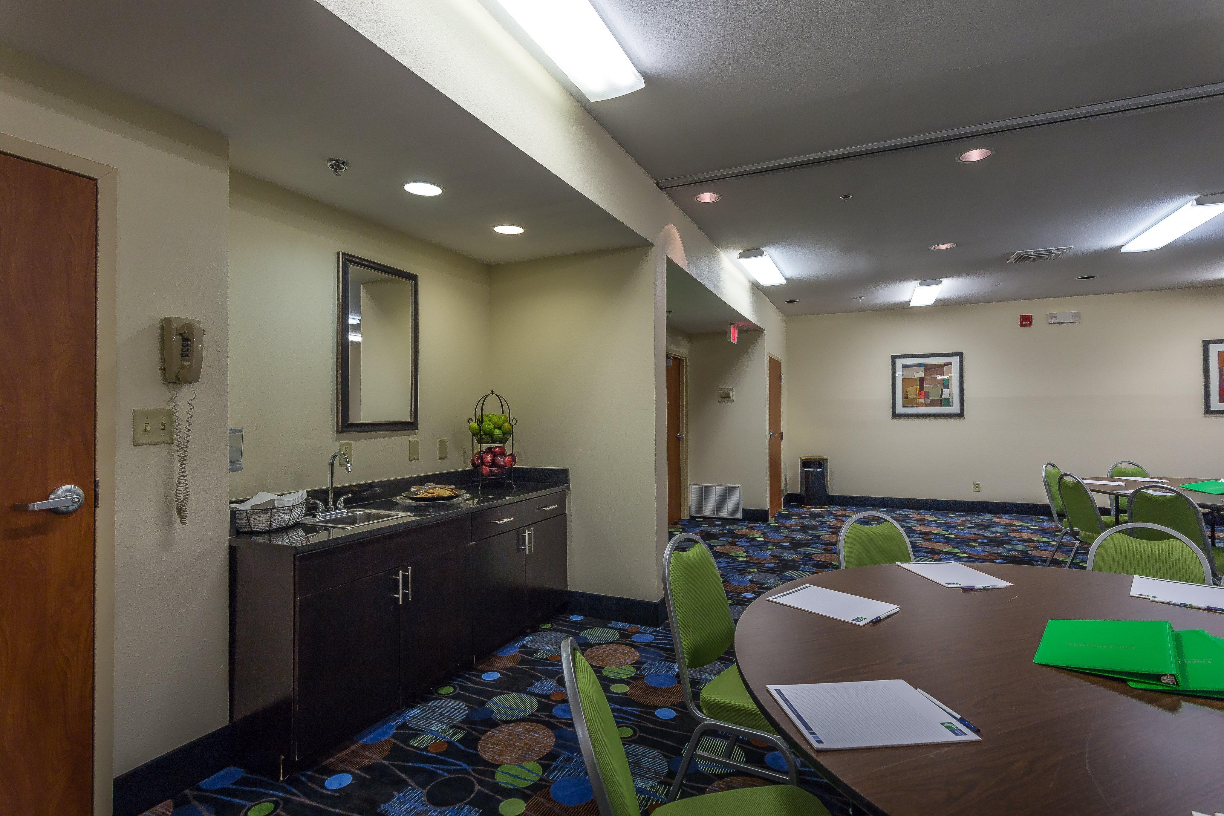 Holiday Inn Express Hotel & Suites Edmond By Ihg Exterior foto